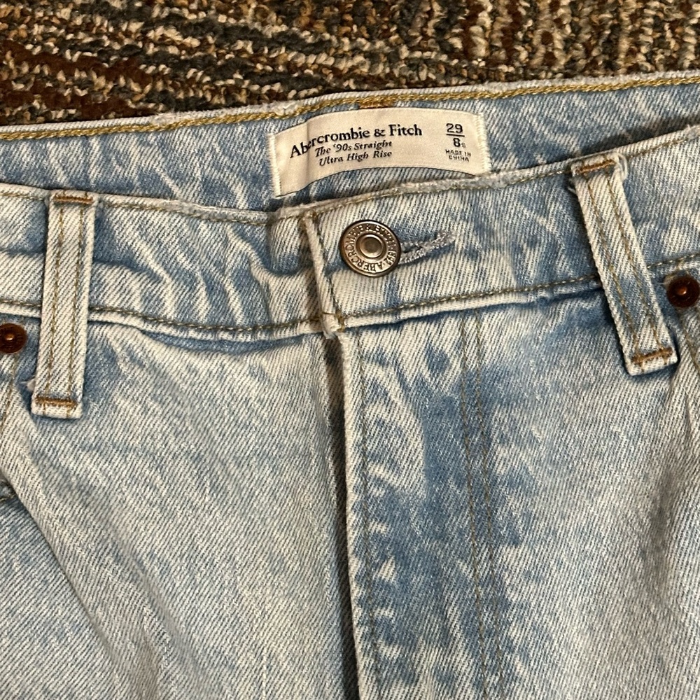 NEW A&F light blue jeans (90s straight highrise)
ORIGINAL PRICE $90